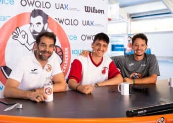 Entrenador del Campus Calderón junto a dos participantes durante la presentación oficial en la Universidad Alfonso X, julio 2025.