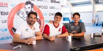 Entrenador del Campus Calderón junto a dos participantes durante la presentación oficial en la Universidad Alfonso X, julio 2025.