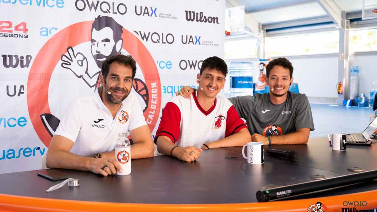 Entrenador del Campus Calderón junto a dos participantes durante la presentación oficial en la Universidad Alfonso X, julio 2025.