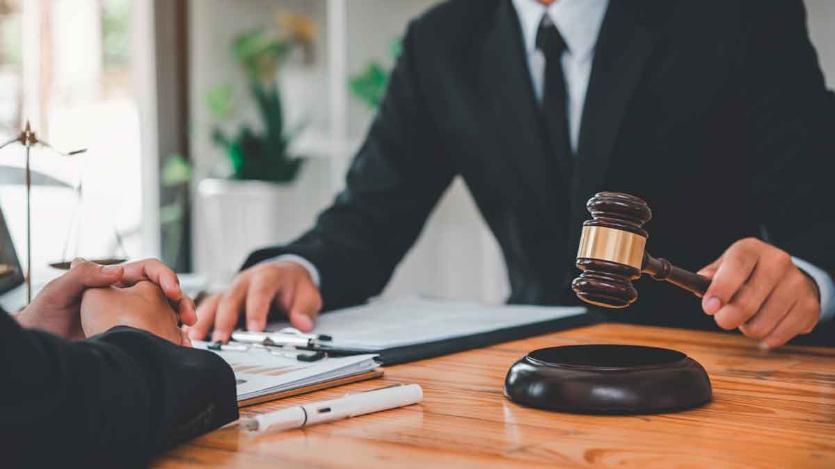 Juez con mazo revisa el expediente de un despido declarado nulo por carta “impresentable” en el TSJ de Cataluña