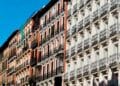 Fachada del edificio en Vilagarcía donde un cascote hirió a un peatón, origen de la indemnización de 218.000 €