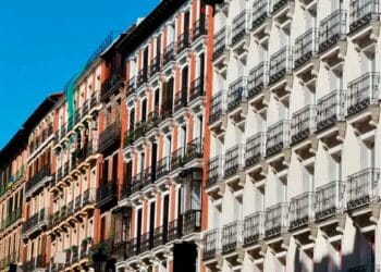 Fachada del edificio en Vilagarcía donde un cascote hirió a un peatón, origen de la indemnización de 218.000 €