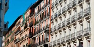 Fachada del edificio en Vilagarcía donde un cascote hirió a un peatón, origen de la indemnización de 218.000 €