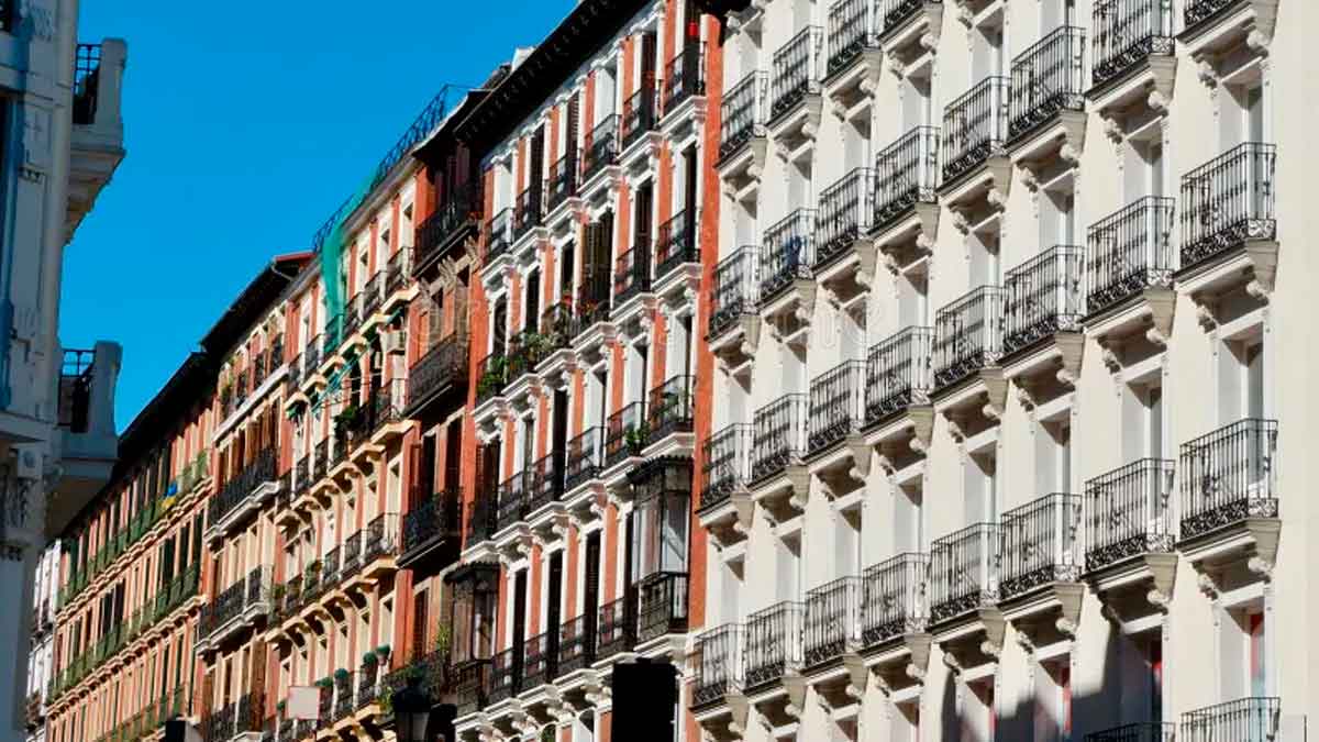 Fachada del edificio en Vilagarcía donde un cascote hirió a un peatón, origen de la indemnización de 218.000 €