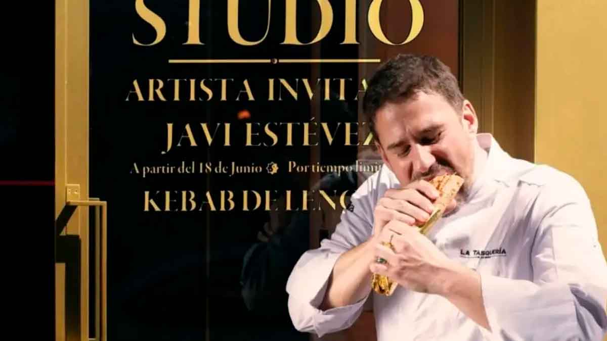 Chef Javi Estévez comiendo un kebab de lengua frente al escaparate de La Tasquería en Madrid