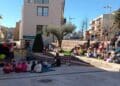 Vecinos de Castellolí en evento comunitario que ilustra la iniciativa de vivienda gratis a cambio de reabrir la única tienda del pueblo.
