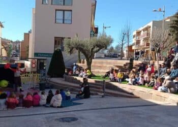 Vecinos de Castellolí en evento comunitario que ilustra la iniciativa de vivienda gratis a cambio de reabrir la única tienda del pueblo.