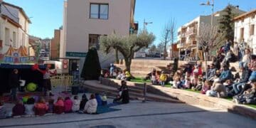 Vecinos de Castellolí en evento comunitario que ilustra la iniciativa de vivienda gratis a cambio de reabrir la única tienda del pueblo.