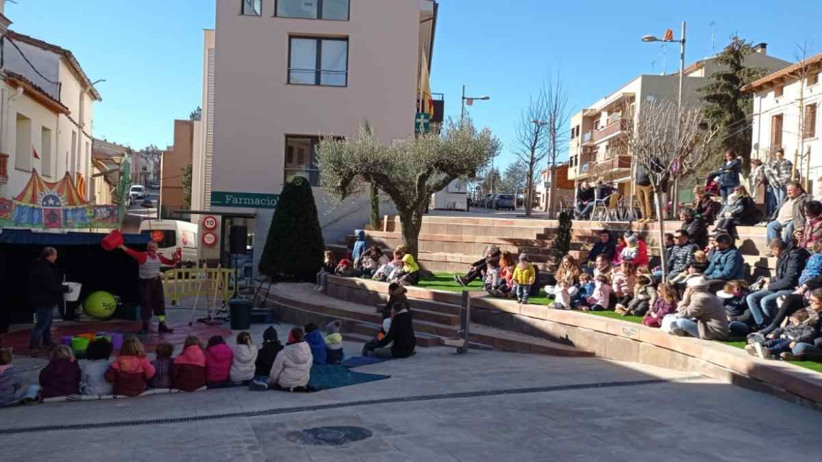Vecinos de Castellolí en evento comunitario que ilustra la iniciativa de vivienda gratis a cambio de reabrir la única tienda del pueblo.