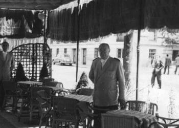 Cafetería Embassy cierra.