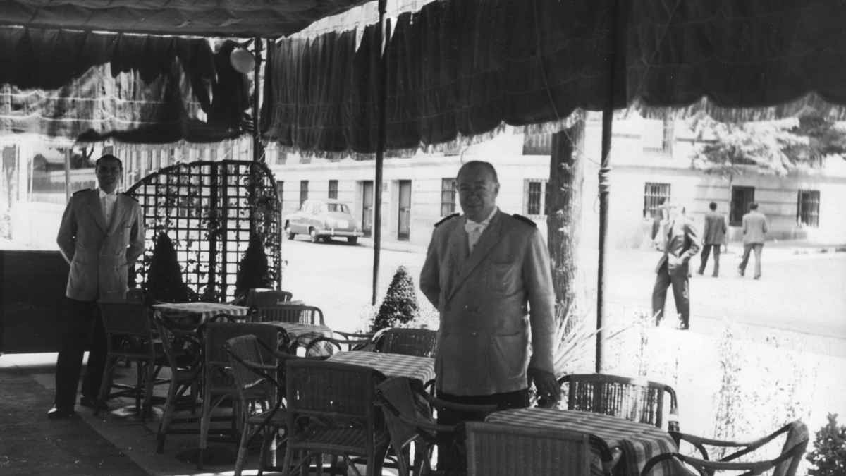 Cafetería Embassy cierra.