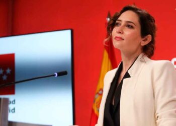 La presidenta de la Comunidad de Madrid en rueda de prensa anunciando la ampliación de la deducción por alquiler hasta los 40 años