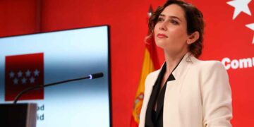 La presidenta de la Comunidad de Madrid en rueda de prensa anunciando la ampliación de la deducción por alquiler hasta los 40 años