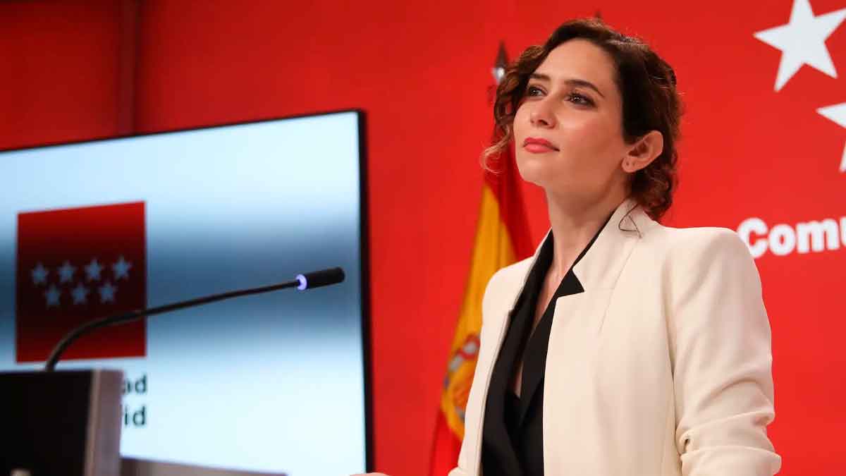 La presidenta de la Comunidad de Madrid en rueda de prensa anunciando la ampliación de la deducción por alquiler hasta los 40 años