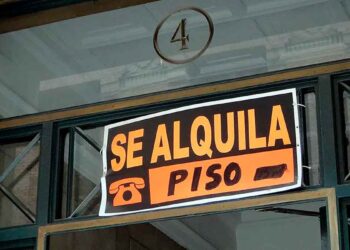 Cartel de “Se alquila piso” en la entrada de un edificio, ejemplo de viviendas sujetas al veto de la comunidad