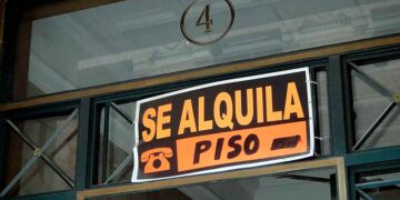 Cartel de “Se alquila piso” en la entrada de un edificio, ejemplo de viviendas sujetas al veto de la comunidad