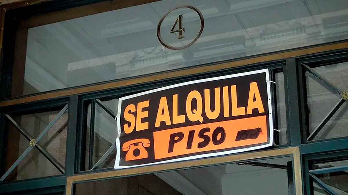 Cartel de “Se alquila piso” en la entrada de un edificio, ejemplo de viviendas sujetas al veto de la comunidad