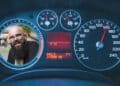 Velocímetro marcando 140 km/h junto a un profesor de matemáticas que demuestra el mínimo ahorro de tiempo y mayor riesgo al conducir rápido.