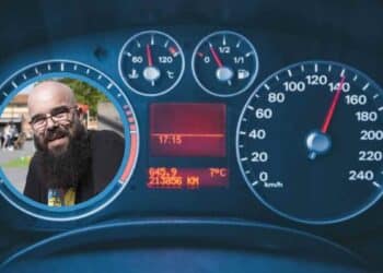 Velocímetro marcando 140 km/h junto a un profesor de matemáticas que demuestra el mínimo ahorro de tiempo y mayor riesgo al conducir rápido.