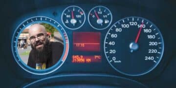 Velocímetro marcando 140 km/h junto a un profesor de matemáticas que demuestra el mínimo ahorro de tiempo y mayor riesgo al conducir rápido.
