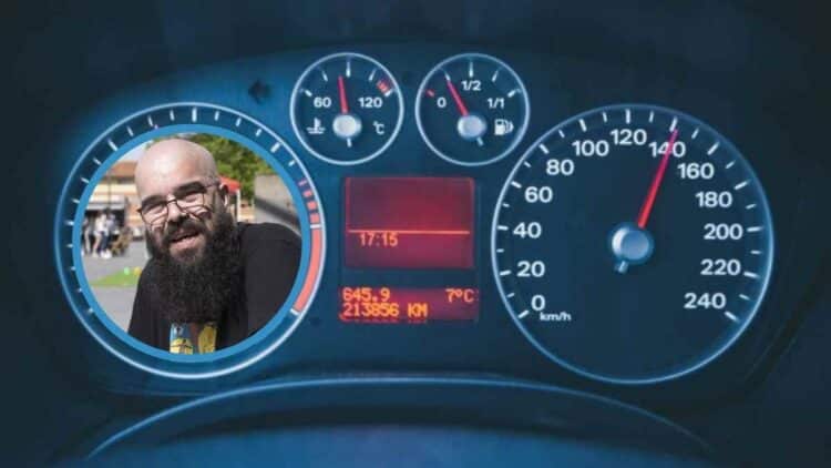 Velocímetro marcando 140 km/h junto a un profesor de matemáticas que demuestra el mínimo ahorro de tiempo y mayor riesgo al conducir rápido.
