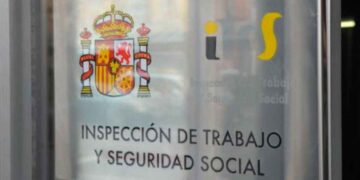 Cartel de la Inspección de Trabajo y Seguridad Social en España, organismo que sanciona el fraude de ley en contratos de formación