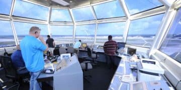 controladores aéreos en torre de control de aeropuerto español supervisan vuelos requisitos exámenes curso.
