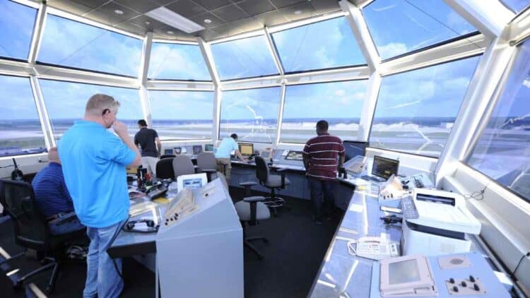 controladores aéreos en torre de control de aeropuerto español supervisan vuelos requisitos exámenes curso.