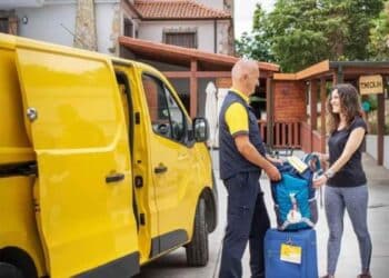 Repartidor de Correos entrega equipaje con el servicio Envío de Maletas del plan verano 2025.