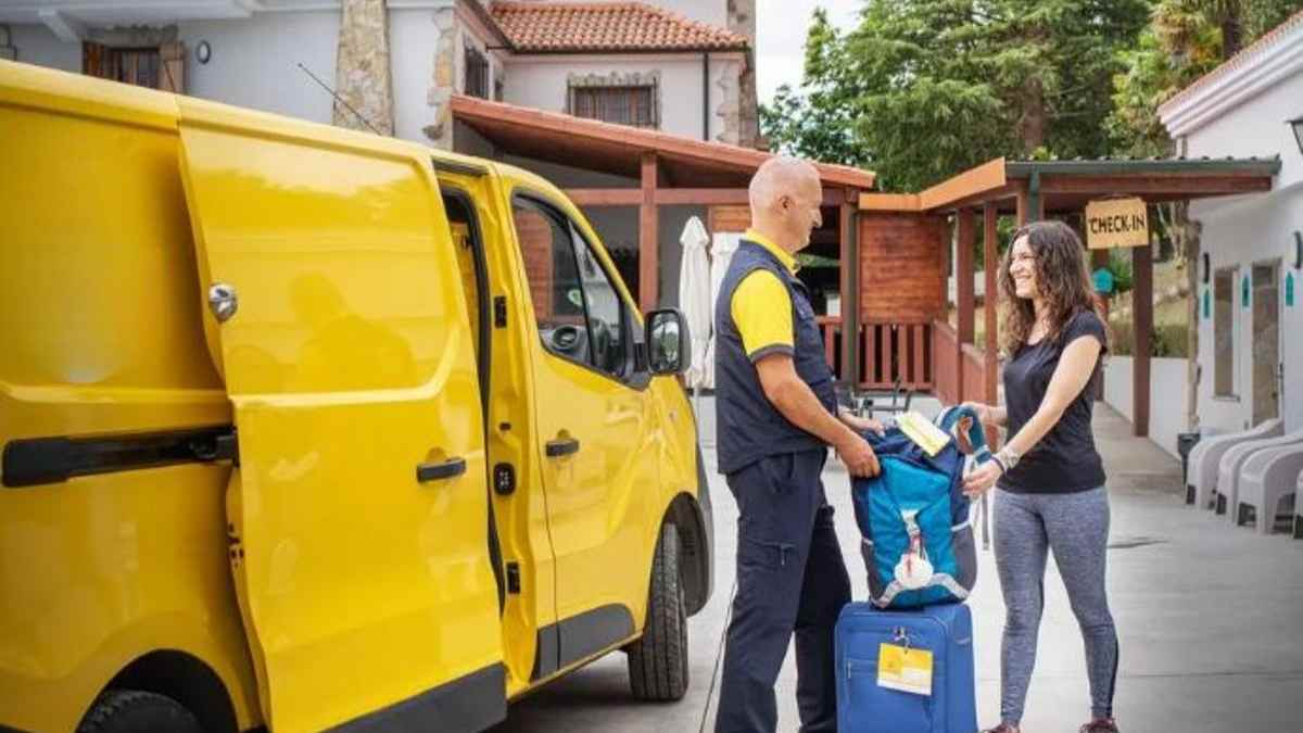 Repartidor de Correos entrega equipaje con el servicio Envío de Maletas del plan verano 2025.