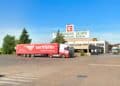 Entrada de la fábrica Corrugados Getafe con camión de transporte; planta que cierra tras 75 años y aplica un ERE a 152 trabajadores