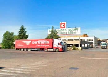 Entrada de la fábrica Corrugados Getafe con camión de transporte; planta que cierra tras 75 años y aplica un ERE a 152 trabajadores