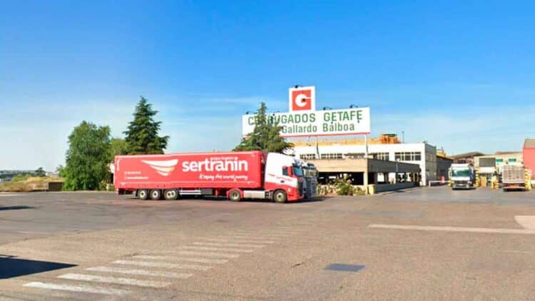 Entrada de la fábrica Corrugados Getafe con camión de transporte; planta que cierra tras 75 años y aplica un ERE a 152 trabajadores