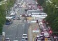 Coches y autobuses retenidos en el Paseo de la Castellana por los cortes del 7 de julio de 2025 en Madrid.