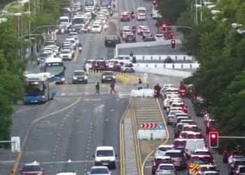 Coches y autobuses retenidos en el Paseo de la Castellana por los cortes del 7 de julio de 2025 en Madrid.