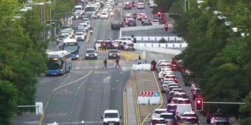 Coches y autobuses retenidos en el Paseo de la Castellana por los cortes del 7 de julio de 2025 en Madrid.