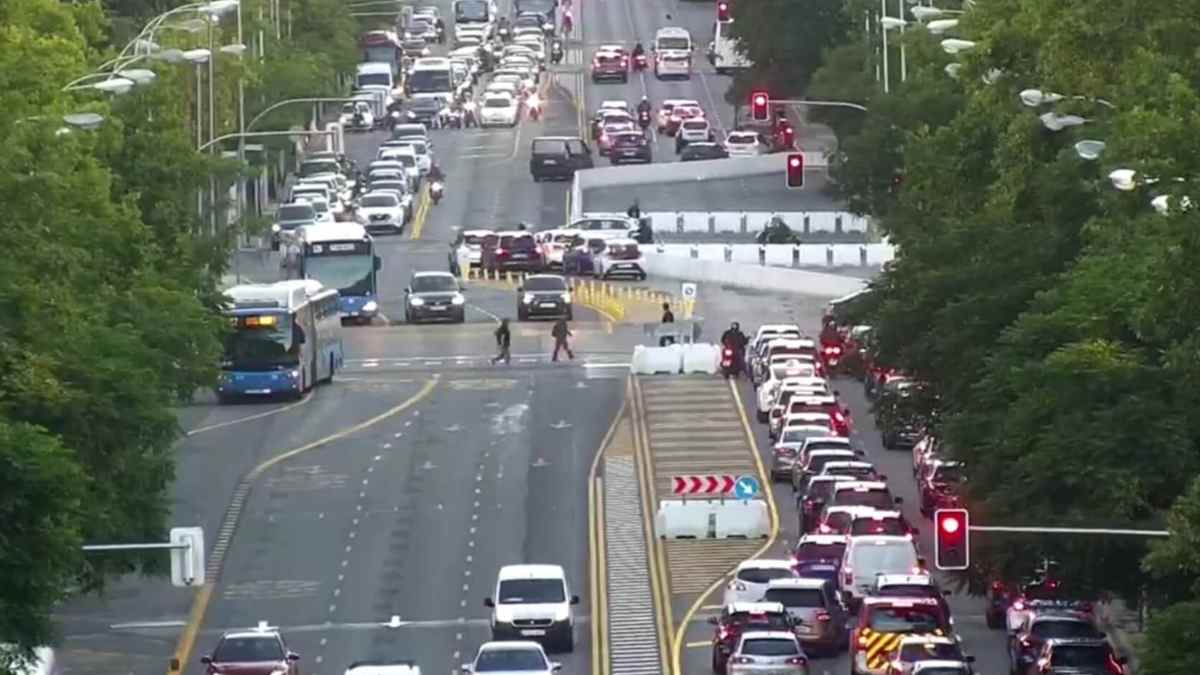 Coches y autobuses retenidos en el Paseo de la Castellana por los cortes del 7 de julio de 2025 en Madrid.