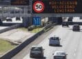 Señal de 50 km/h en la M-30 por obras del Parque Ventas y control de radares.