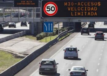 Señal de 50 km/h en la M-30 por obras del Parque Ventas y control de radares.