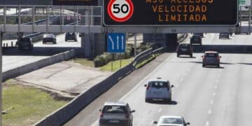 Señal de 50 km/h en la M-30 por obras del Parque Ventas y control de radares.