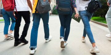 Grupo de estudiantes de Formación Profesional de Madrid caminando con mochilas hacia su centro educativo