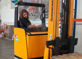 Alumna maneja carretilla elevadora Jungheinrich en prácticas del curso de carretillero en Madrid, campaña Verano Joven 2025