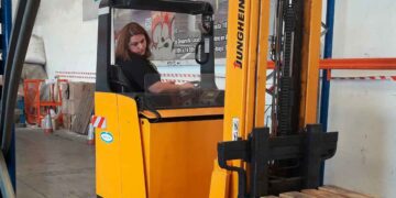 Alumna maneja carretilla elevadora Jungheinrich en prácticas del curso de carretillero en Madrid, campaña Verano Joven 2025