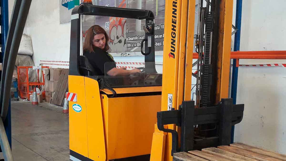 Alumna maneja carretilla elevadora Jungheinrich en prácticas del curso de carretillero en Madrid, campaña Verano Joven 2025