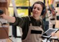 Joven alumna escaneando pedidos con lector de radiofrecuencia durante curso gratuito de logística en Madrid