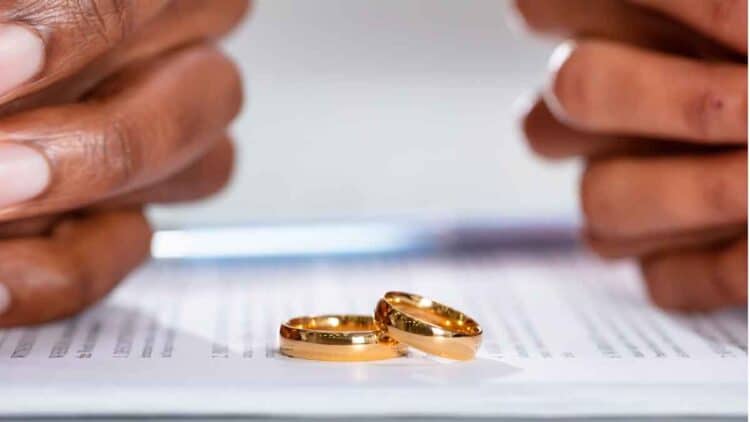 Dos anillos de boda sobre documento de divorcio de pareja extranjera en España