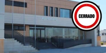 Ayuntamiento de Paracuellos de Jarama cerrado por fiestas locales.