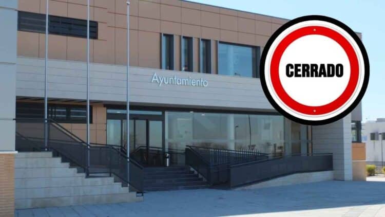 Ayuntamiento de Paracuellos de Jarama cerrado por fiestas locales.