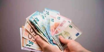 Manos sujetando varios billetes de euro, representación del control de efectivo que vigila Hacienda con posibles multas de hasta 150.000 €