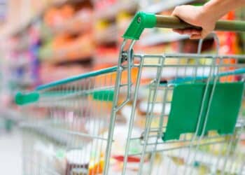 Carro de la compra en un pasillo de supermercado vacío, referente al cierre de El Arco y los despidos que provoca
